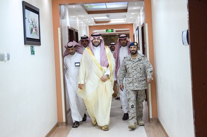 أمير الحدود الشمالية يطمئن على صحة الجندي المصاب أحد المرابطين في الحد الجنوبي