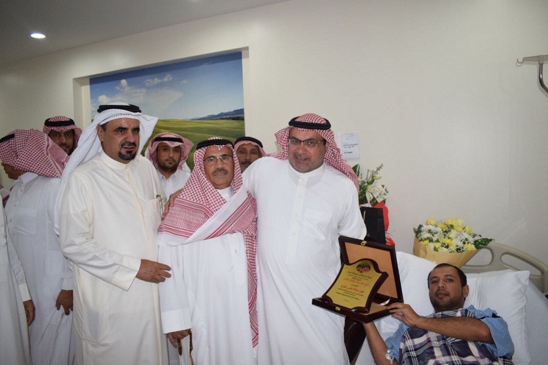 مجلس بلدي عرعر يزور البطلين سطام ومتعب العنزي