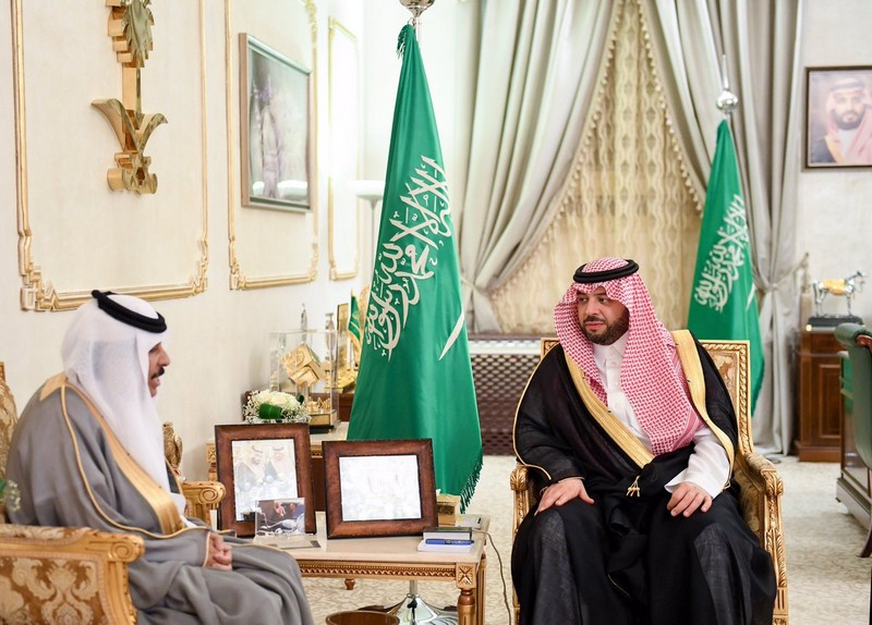 أمير الحدود الشمالية يلتقي رئيس فرع جمعية الثقافة والفنون بالمنطقة