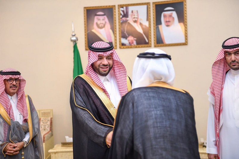 أمير الحدود الشمالية يتناول طعام الإفطار مع مسؤولي المنطقة من مدنيين وعسكريين