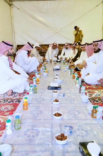 بالصور .. محافظ رفحاء يزور مشروع إفطار صائم