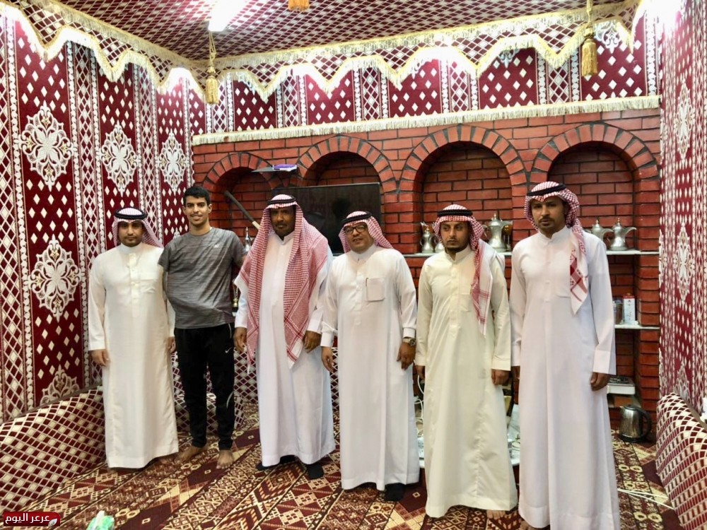 إدارة نادي عرعر الرياضي تزور لاعبيها في منازلهم