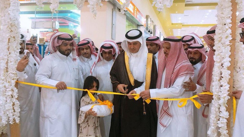 محافظ رفحاء يفتتح المعرض التشكيلي الأول بالمحافظة