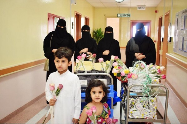 لجنة أصدقاء المرضى تعايد المرضى المنومين بمستشفى الأمير عبدالعزيز بن مساعد بعرعر