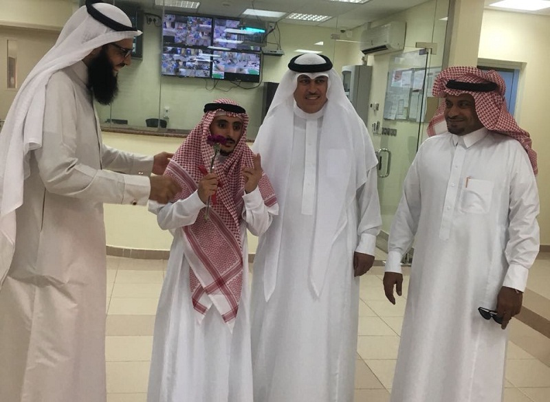 مدير عام فرع وزارة العمل بالحدود الشمالية يعايد نزلاء مركز التأهيل الشامل بعرعر