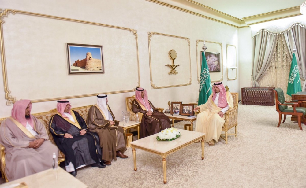 أمير الحدود الشمالية يستقبل المهنئين من مدراء الإدارات الحكومية المدنية بعيد الفطر المبارك