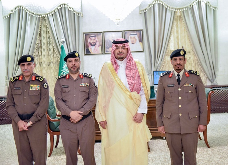 أمير الحدود الشمالية يقلد نائب ومساعد مدير الشرطة بالمنطقة رتبهما العسكرية الجديدة