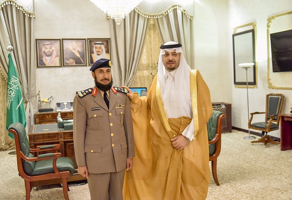أمير الحدود الشمالية يقلد مساعد مدير الدفاع المدني بالمنطقة رتبته العسكرية الجديدة