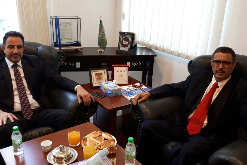 مدير جامعة الحدود الشمالية يزور الملحقية الثقافية في ماليزيا ويناقش شؤون مبتعثي الجامعة