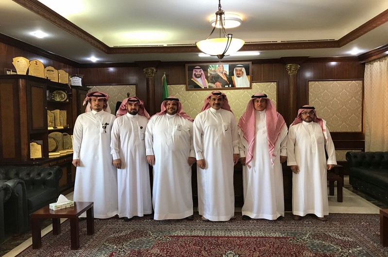 مدير عام فرع وزارة العمل والتنمية بالشمالية يكرم مدير مكتب عمل طريف والموظفين المتميزين