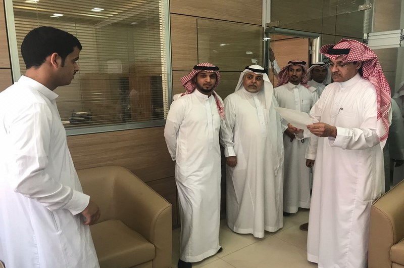 مدير جامعة الحدود الشمالية المكلف يتفقد سير عملية القبول والتسجيل في الجامعة