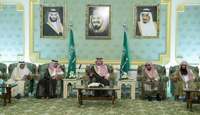 سمو أمير منطقة الحدود الشمالية يلتقي القضاة ومديري الإدارات الحكومية والمواطنين في جلسته المسائية
