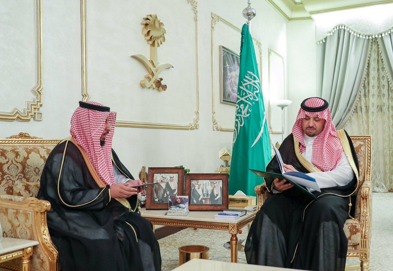 أمير منطقة الحدود الشمالية يطلع على التقرير الختامي لبرنامج