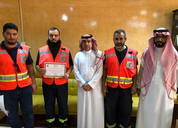 العنزي يكرم ثلاثة من الموظفين المتميزين في العمل الإسعافي بالحدود الشمالية