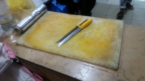 بلدية طريف: استبعاد عاملين ومصادرة مواد غذائية