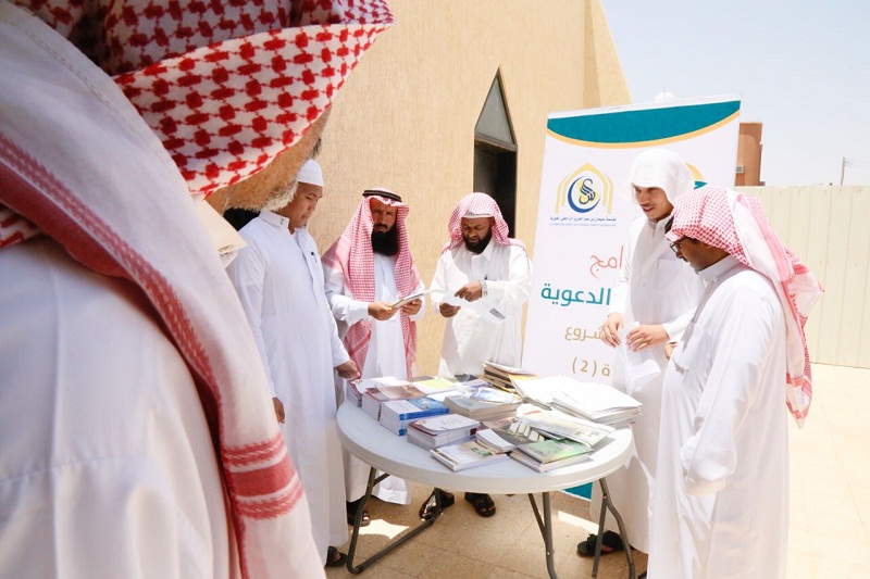 بالصور .. تعاوني رفحاء يقيم معرضاً دعوياً للجاليات بعد صلاة الجمعة