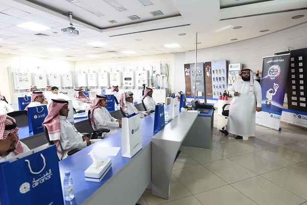 العمل وشركة الفنار يدشنان برنامج (رواد سوق الكهرباء)