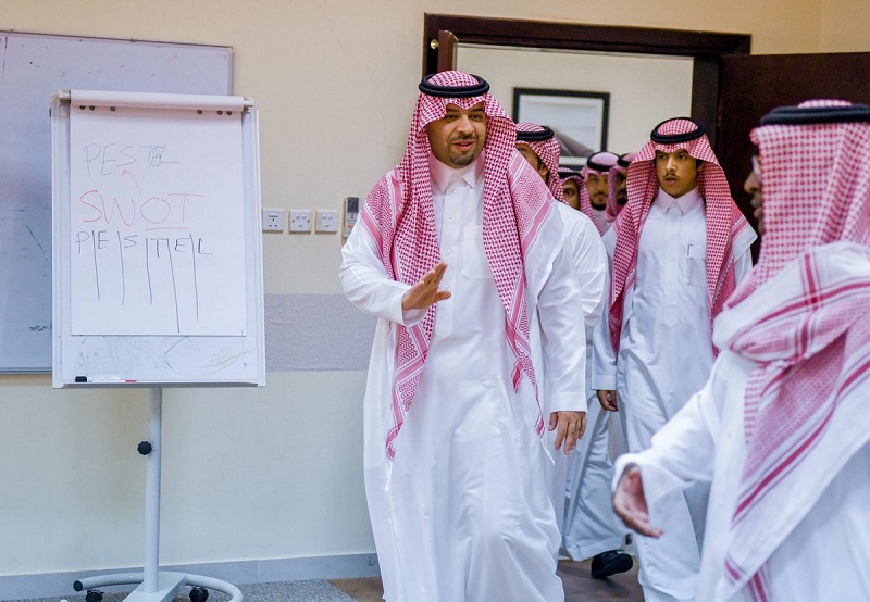 أمير منطقة الحدود الشمالية يفتتح البرنامج التدريبي لمنسوبي الأجهزة العامة بالمنطقة