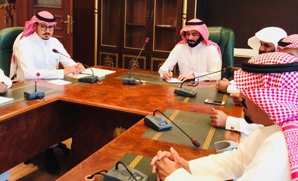 رئيس بلدية رفحاء يعقد صباح اليوم إجتماع بادارة الشؤن الفنيه وادارة الخدمات بكافة اقسامها