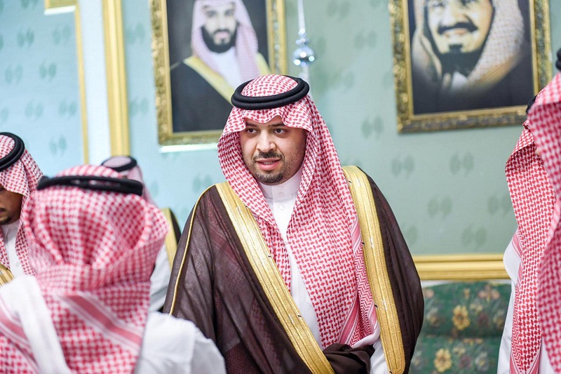 أمير منطقة الحدود الشمالية يلتقي القضاة ومديري الإدارات الحكومية المدنية والعسكرية والمواطنين في جلسته المسائية