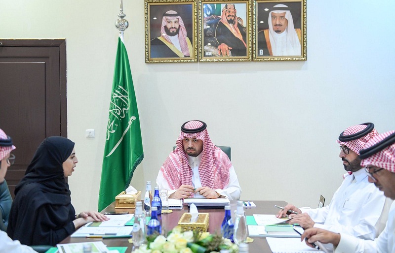 الأمير فيصل بن خالد بن سلطان يعقد اجتماعاً مع نائب وزير العمل والتنمية الاجتماعية للتنمية الاجتماعية