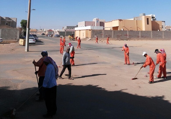 بلدية محافظة طريف تكثف أعمال النظافة داخل الأحياء