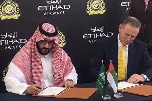 بالصور.. رئيس النصر يوقع عقد رعاية مع