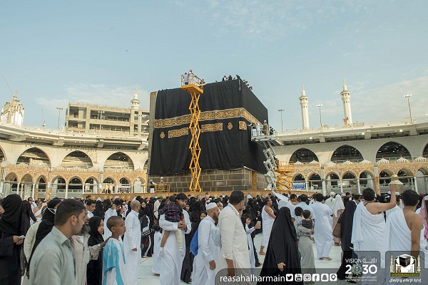 استبدال كسوة الكعبة المشرفة القديمة بكسوة جديدة