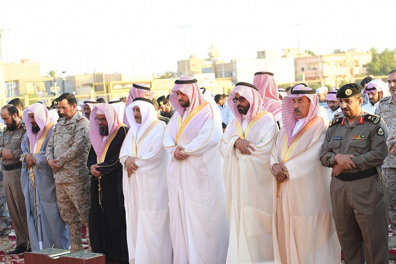 أمير منطقة الحدود الشمالية يتقدم المصلين في صلاة عيدالأضحى