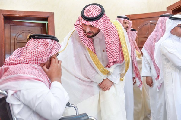 الأمير فيصل بن خالد بن سلطان يعايد عدداً من نزلاء مركز التأهيل الشامل بمنطقة الحدود الشمالية