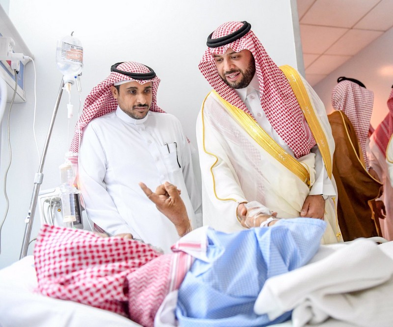 أمير منطقة الحدود الشمالية يعايد المرضى في مستشفى الأمير عبدالعزيز بن مساعد بمدينة عرعر