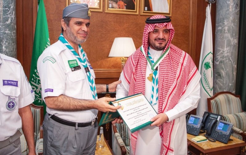 وزير الداخلية ورئيس أمن الدولة يتقلدان أعلى وسام كشفي في المملكة..