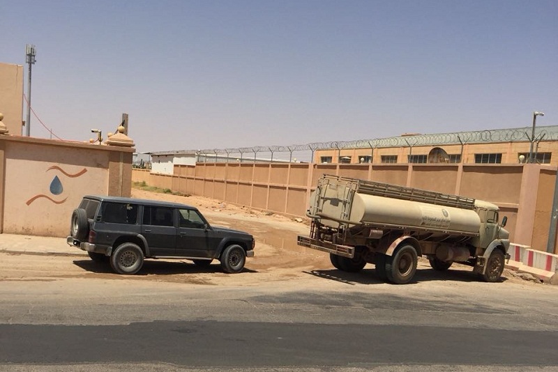 بالصور حادث لصهريج ماء يعطل الحركة المرورية