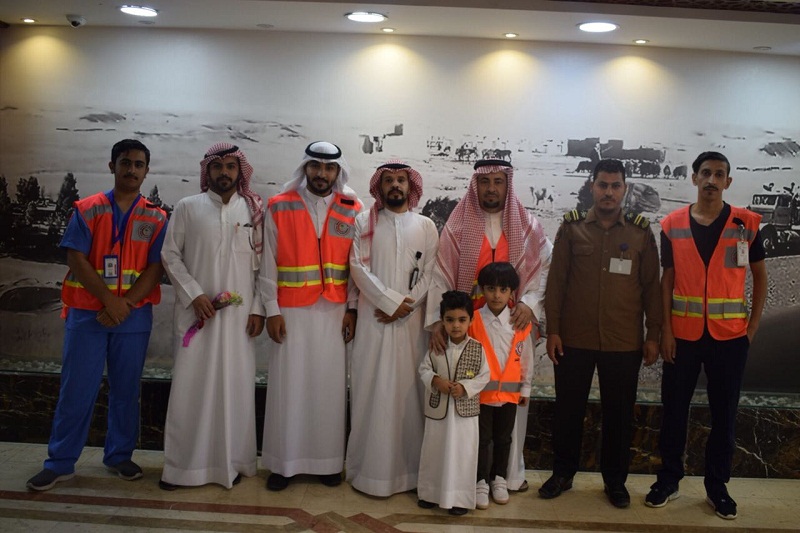 الفريق التطوعي الرجالي في الهلال الأحمر يزور المنومين في مستشفى الأمير عبدالعزيز بن مساعد بعرعر