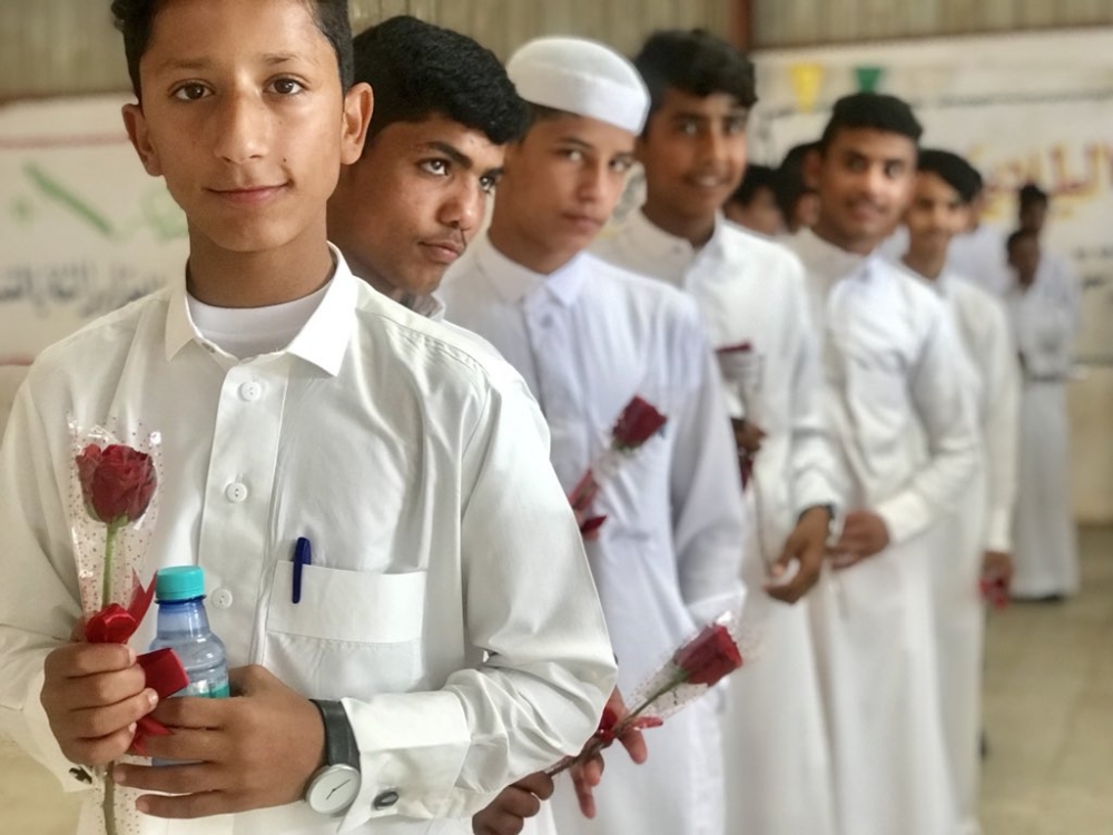 بالورد والحلوى استقبلت ثانوية الملك عبد الله بن عبد العزيز طلابها في أول يوم دراسي