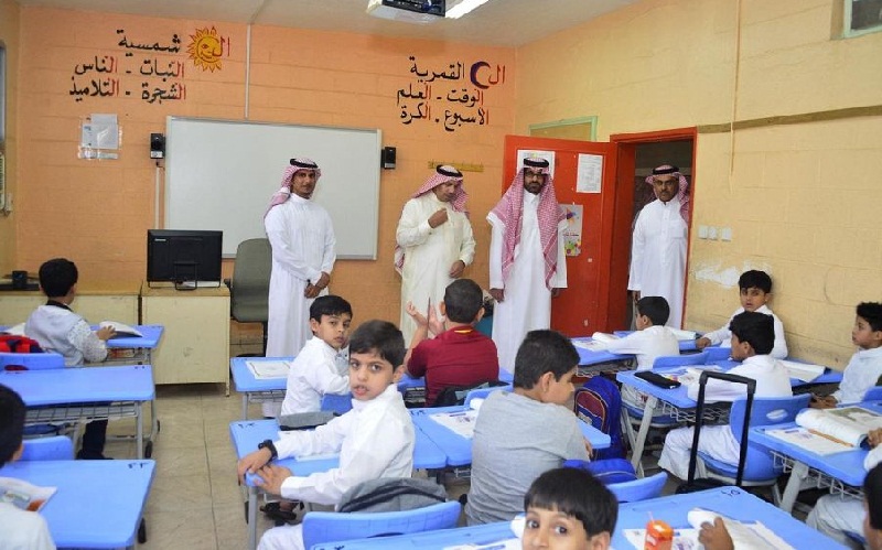 وكيل إمارة الحدود الشمالية يتفقد عدداً من مدارس عرعر