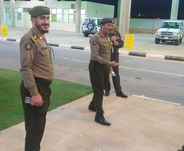 مدير جوازات الشماليه يقف ميدانيا على إنهاء إجراءات مغادرة ضيوف الرحمن بمنفذ جديدة عرعر