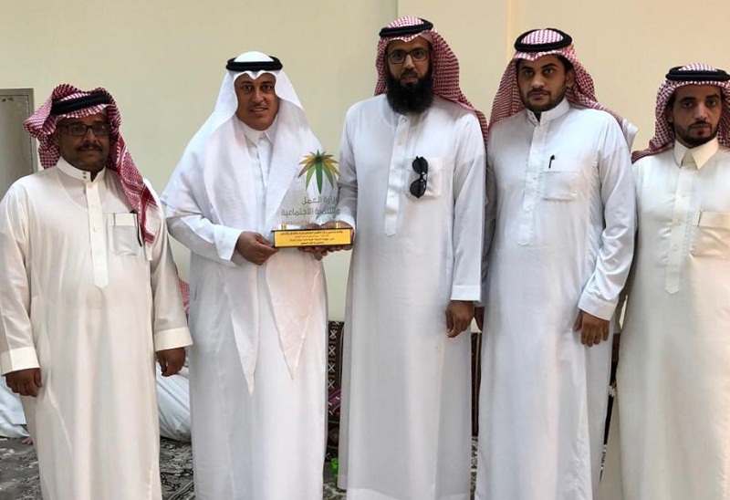 منسوبو التأهيل الشامل بعرعر يكرمون مدير التأهيل الشامل السابق