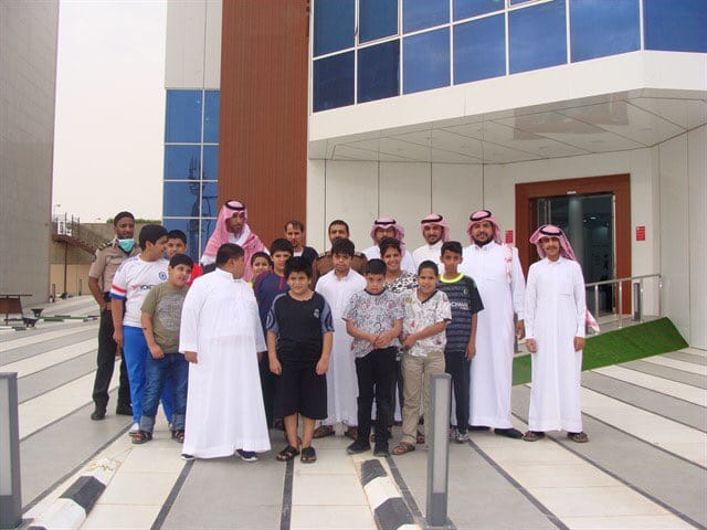 طلاب برنامج التربيه الفكريه في مدرسه عبدالله بن عباس يزورون مركز السكر