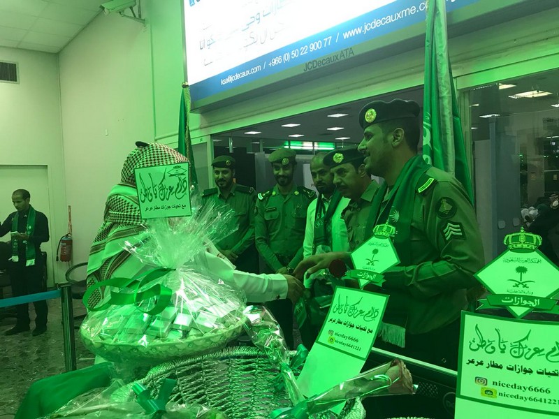 جوازات مطار عرعر يشارك المسافرين الاحتفال باليوم الوطني88