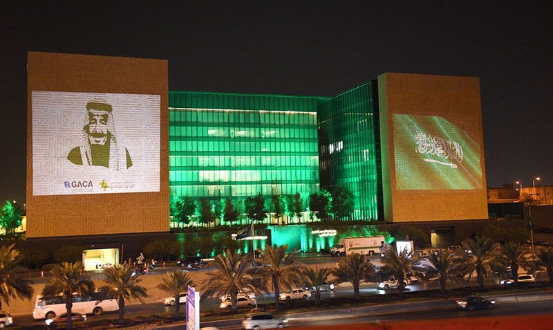 مبنى مركز الملك عبد العزيز للحوار الوطني يتوشح باللون الأخضر بالتزامن مع اليوم الوطني