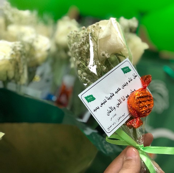 فتاتان يقدمن الهدايا للأطفال المنومين في مستشفى الأمير عبدالعزيز بن مساعد بمناسبة اليوم الوطني88