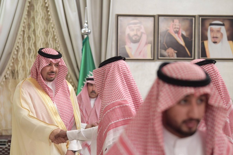 أمير منطقة الحدود الشمالية يستقبل موظفي الإمارة