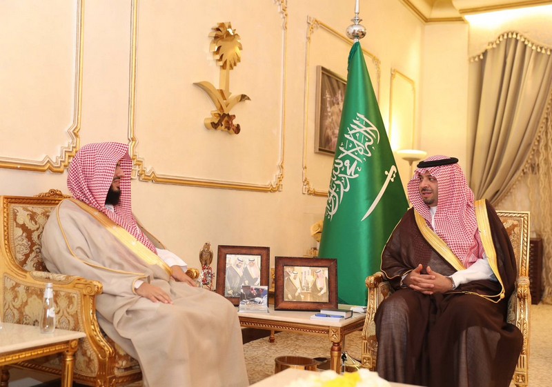 أمير الحدود الشمالية يلتقي رئيس المحكمة العامة بعرعر