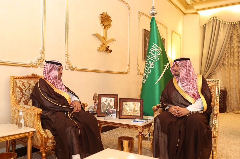 أمير منطقة الحدود الشمالية يلتقي مدير الشؤون الصحية بالمنطقة