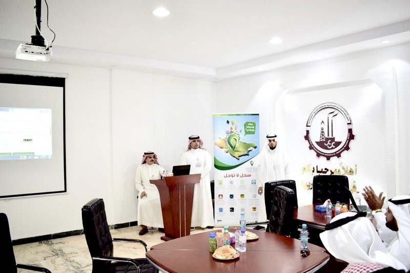 الأمين العام للغرفة التجارية بعرعر يستقبل مدير عام بريد المنطقة