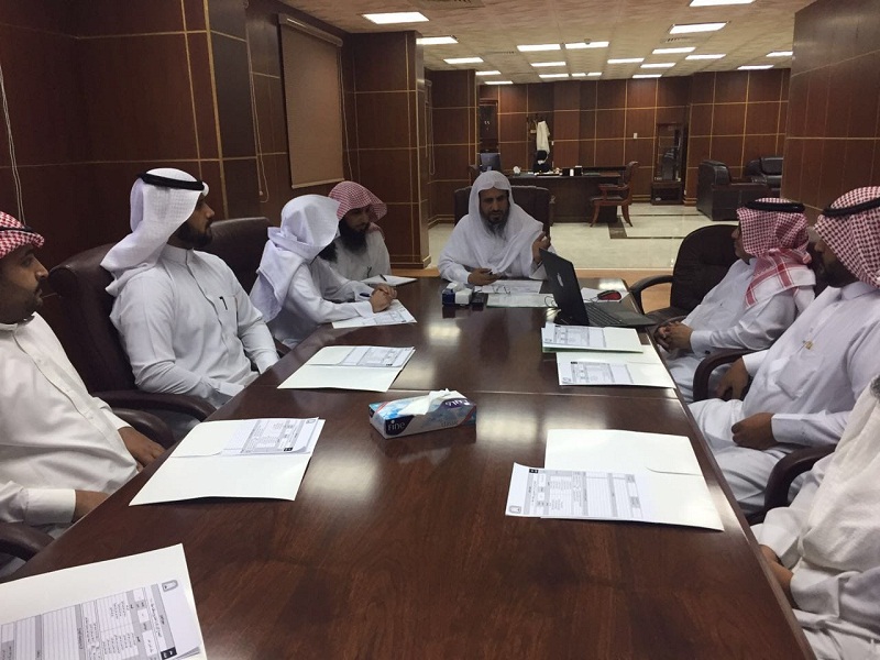 مدير الشؤون الإسلامية بالمنطقة يجتمع بمنسوبي الصيانة والمشاريع بمدينة عرعر