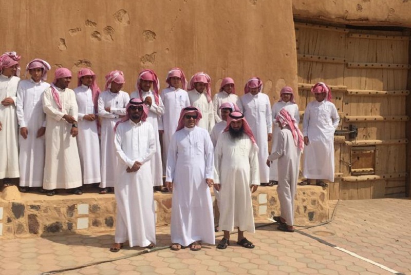 أدبي الشمالية يقيم محاضرة بجوار قصر الأمارة التاريخي في لينة بمناسبة اليوم الوطني 88