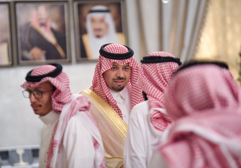 أمير الحدود الشمالية يستقبل مدير تعليم المنطقة وعدداً من المعلمين والمعلمات