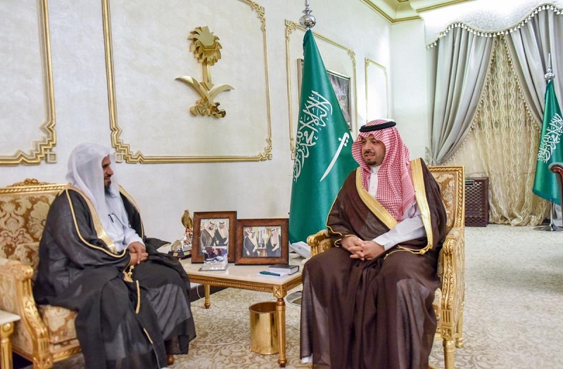 أمير الحدود الشمالية يلتقي مدير عام فرع وزارة الشؤون الإسلامية بالمنطقة